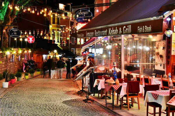 Restaurants in Istanbul bei Nacht — Stockfoto