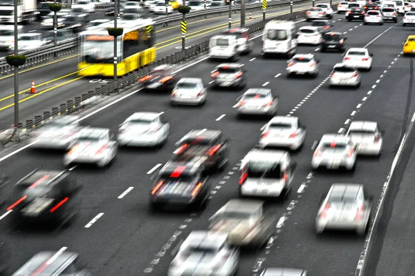 Rush hour sırasında Istanbul'da kontrollü erişimli Otoban — Stok fotoğraf