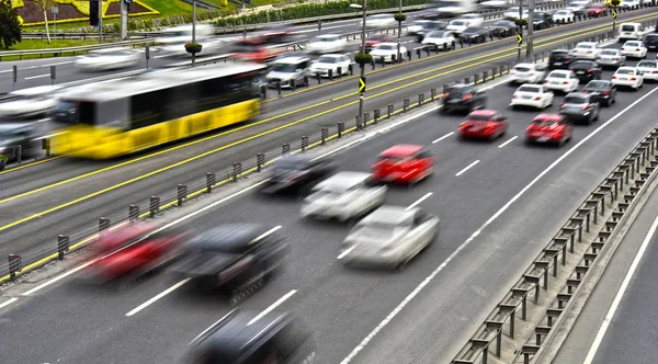 Kontrollierte Zufahrtsstraße in Istanbul während der Hauptverkehrszeit — Stockfoto