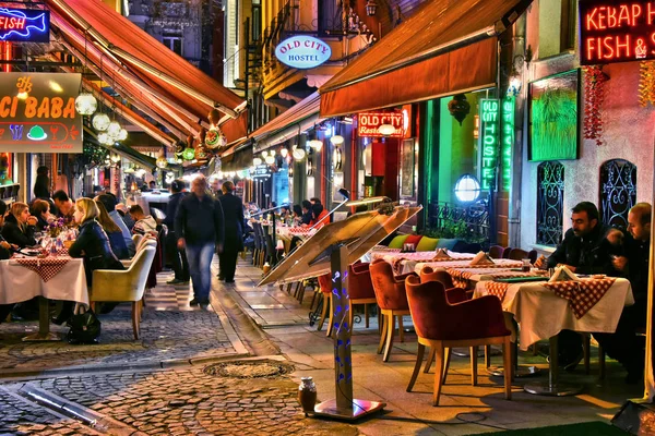 Restaurants in Istanbul per nacht — Stockfoto