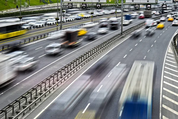 Rush hour sırasında Istanbul'da kontrollü erişimli Otoban — Stok fotoğraf