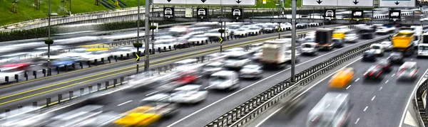 Rush hour sırasında Istanbul'da kontrollü erişimli Otoban