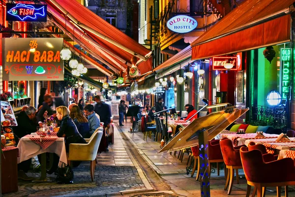 Restaurants à Istanbul la nuit — Photo