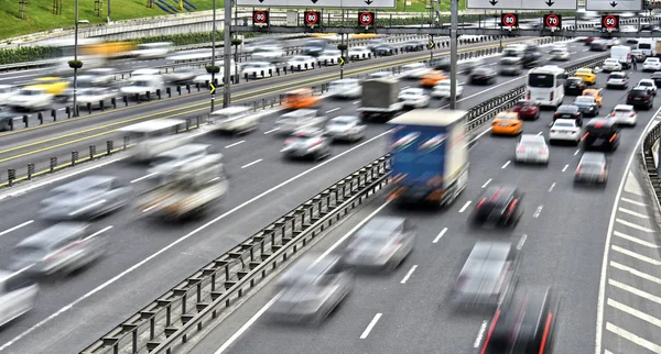 Kontrollierte Zufahrtsstraße in Istanbul während der Hauptverkehrszeit — Stockfoto