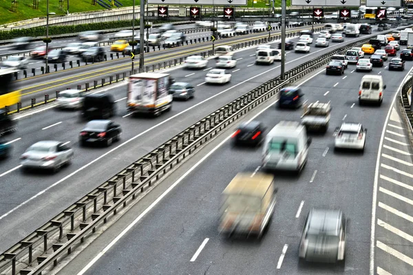 ラッシュ時にイスタンブールのアクセス管理された高速道路 — ストック写真