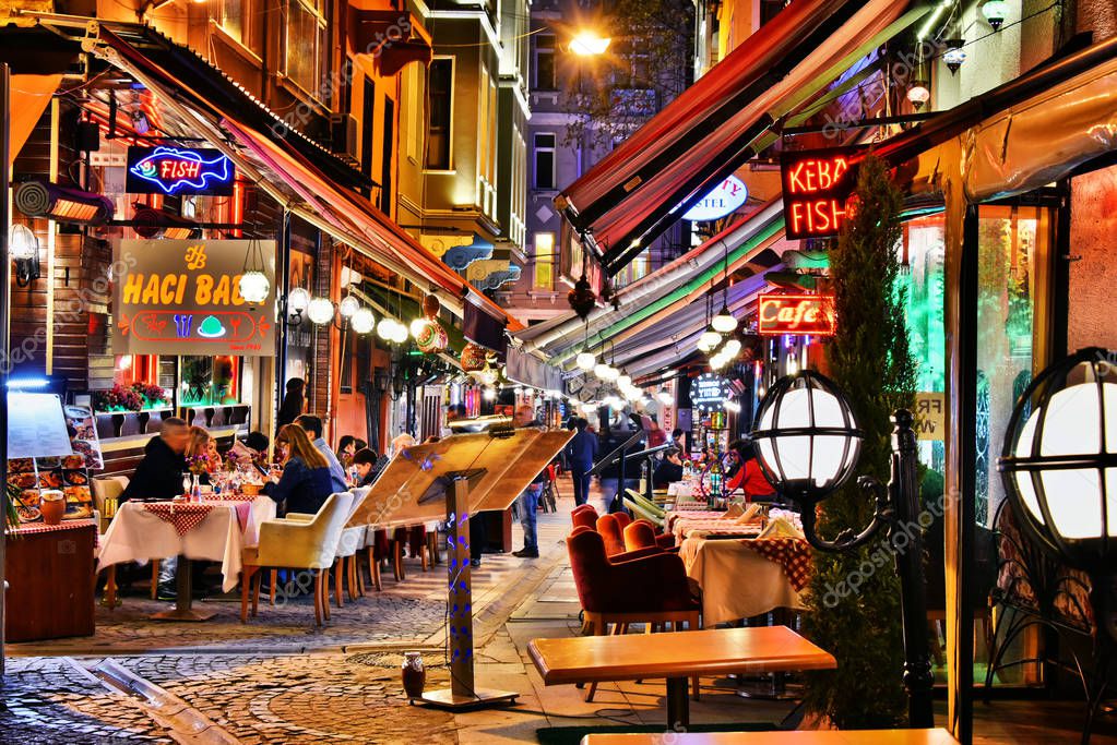  Restaurants   Istanbul  par nuit  Photo ditoriale 