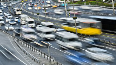 Rush hour sırasında Istanbul'da kontrollü erişimli Otoban