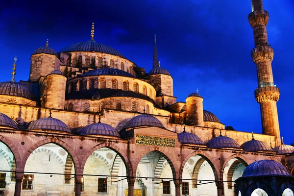 苏丹艾哈迈德清真寺或在土耳其伊斯坦布尔的蓝色清真寺 — 图库照片
