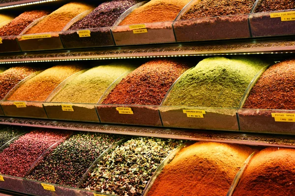 Variety of spices on the Grand Bazaar in Istanbul, Turkey — Stock Photo, Image