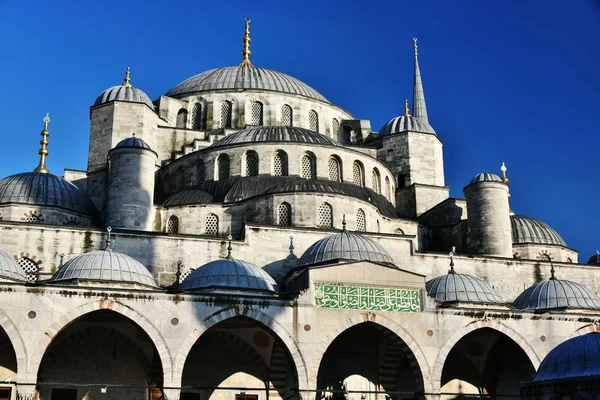 Мечеть Султана Ахмеда или Голубая мечеть в Стамбуле, Турция — стоковое фото