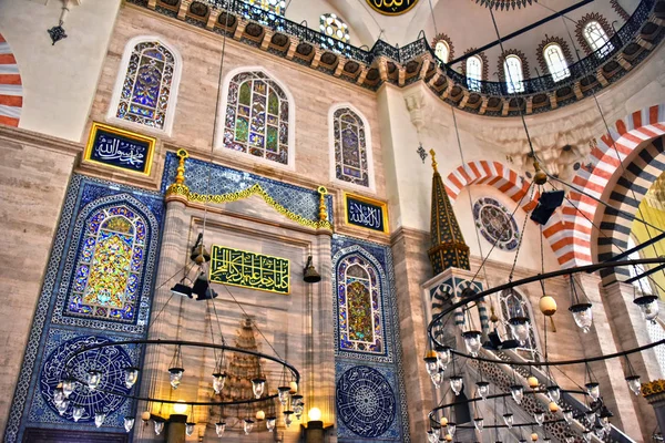土耳其伊斯坦布尔苏莱曼尼亚清真寺的内部 — 图库照片