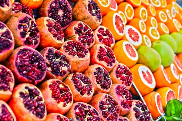 Composición con frutas en el puesto del mercado callejero —  Fotos de Stock