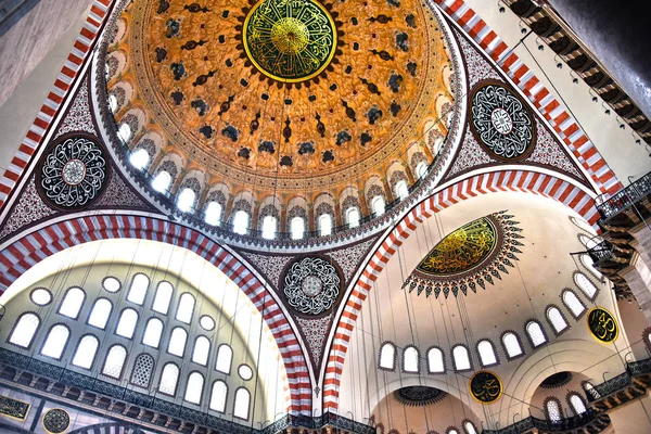 トルコのイスタンブールにあるSuleymaniyeモスクの内部 — ストック写真