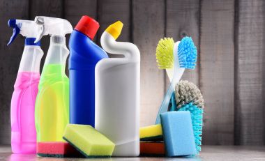 Çeşitli deterjan şişeleri ve kimyasal temizlik malzemeleri.