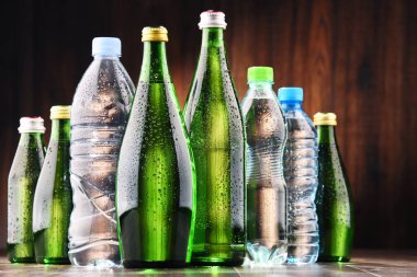 Şişe maden suyu içeren farklı türde