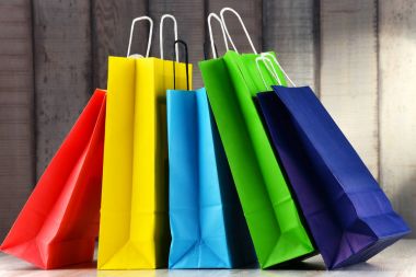 Renkli kağıt alışveriş torbalarıyla kompozisyon