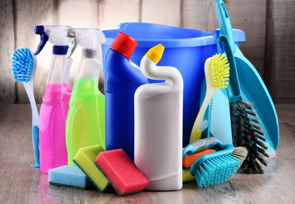 Verschiedene Waschmittelflaschen und chemische Reinigungsmittel — Stockfoto