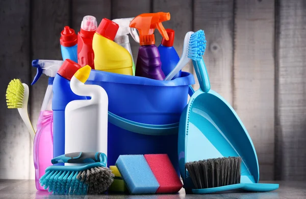 Olika typer av tvättmedelsflaskor och kemiska rengöringsmedel — Stockfoto