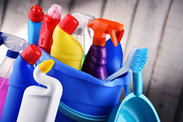 Çeşitli deterjan şişeleri ve kimyasal temizlik malzemeleri. — Stok fotoğraf