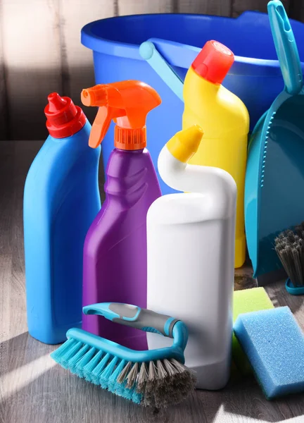 Varietà di bottiglie detergenti e detergenti chimici — Foto Stock