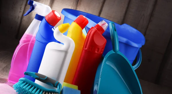 Verscheidenheid van flessen reinigingsmiddelen en chemische reinigingsmiddelen — Stockfoto