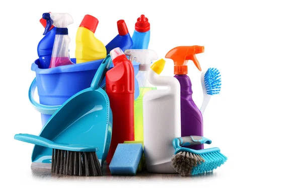 Variedade de garrafas de detergente e produtos químicos de limpeza — Fotografia de Stock