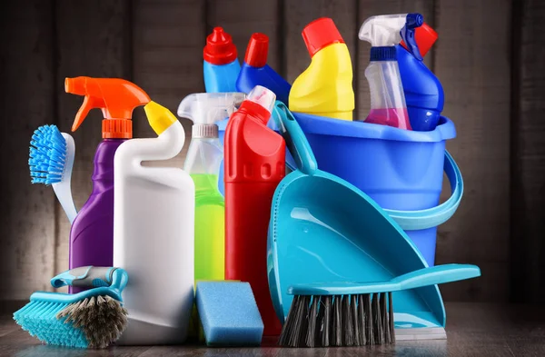 Variety of detergent bottles and chemical cleaning supplies — Stock Photo, Image