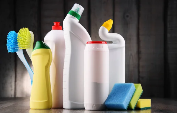 Varietà di bottiglie detergenti e detergenti chimici — Foto Stock