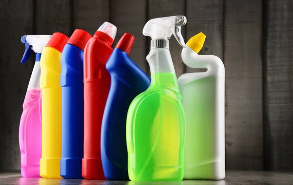 Verscheidenheid van flessen reinigingsmiddelen en chemische reinigingsmiddelen — Stockfoto