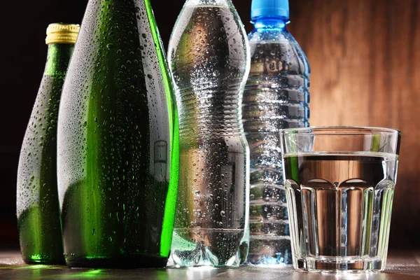 Samenstelling met glas en flessen mineraalwater — Stockfoto