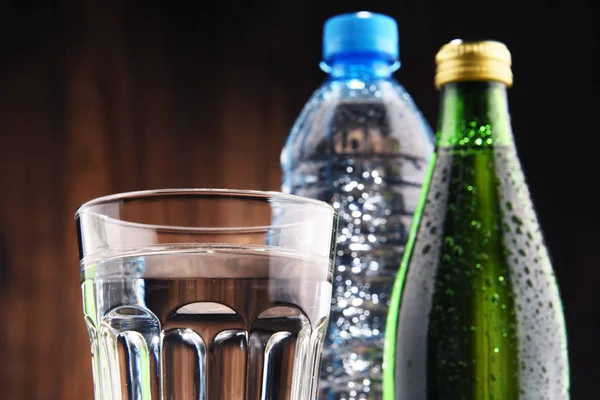 Composição com vidro e garrafas de água mineral — Fotografia de Stock