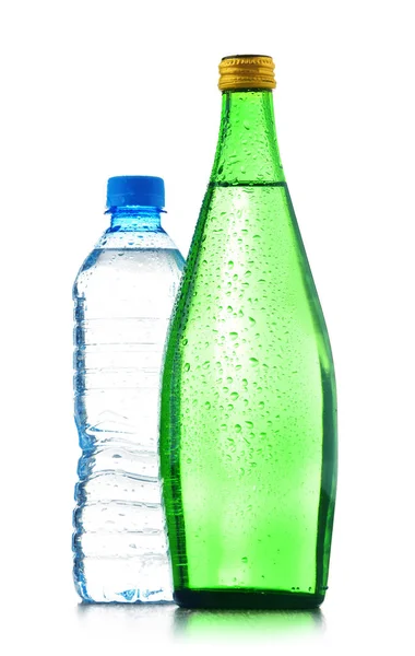 Due bottiglie di acqua minerale isolate su bianco — Foto Stock