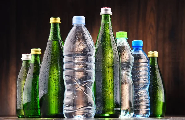 Diversi tipi di bottiglie contenenti acqua minerale — Foto Stock