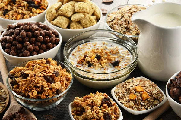 Composición con diferentes tipos de productos de cereales para el desayuno —  Fotos de Stock