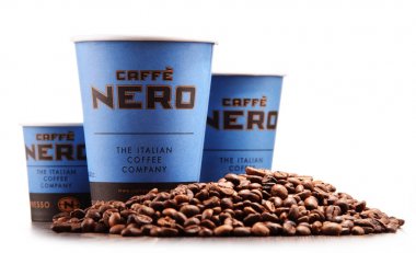 İle cups bileşimi Caffe Nero kahve ve fasulye