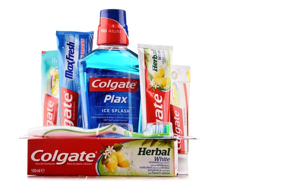 Composizione con prodotti Colgate isolati su bianco — Foto Stock