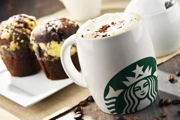 Xícara de café Starbucks e muffins — Fotografia de Stock