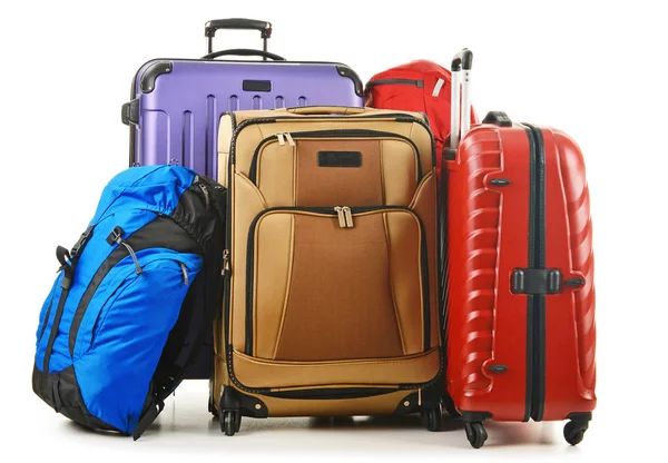 Resväskor och ryggsäck isolerad på vit — Stockfoto
