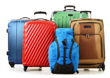 bavul ve üzerinde beyaz izole turistik arka çantalar