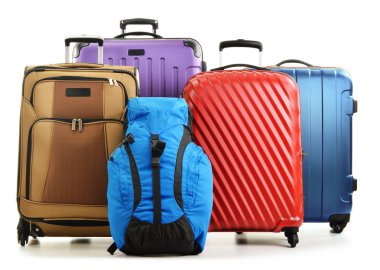 bavul ve üzerinde beyaz izole turistik arka çantalar
