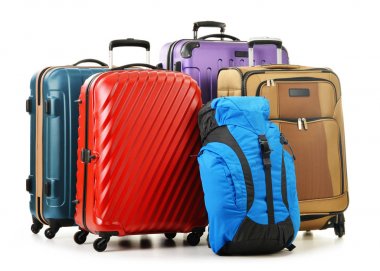 bavul ve üzerinde beyaz izole turistik arka çantalar