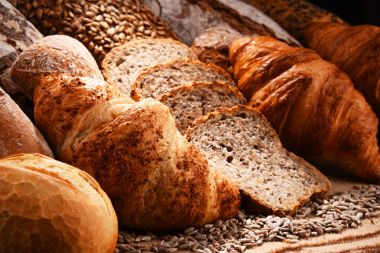 Çeşitli pişirme ürünleri içeren kompozisyon