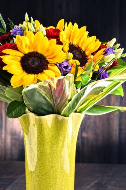 Çiçek buketi ile kompozisyon