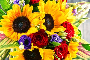 Çiçek buketi ile kompozisyon