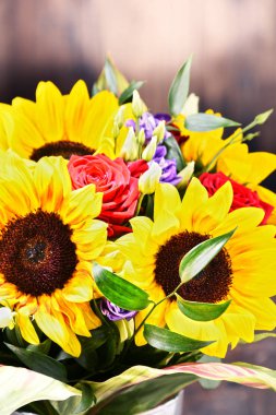 Çiçek buketi ile kompozisyon