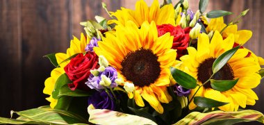 Çiçek buketi ile kompozisyon