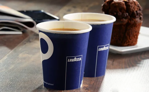 Композиція з чашкою кава Lavazza та здоби — стокове фото