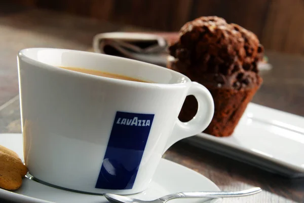 ラバッツァのコーヒーとマフィンのカップ — ストック写真