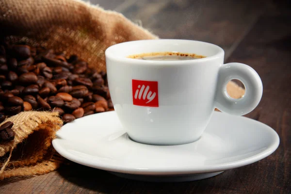 Composição com xícara de café Illy e grãos — Fotografia de Stock