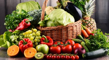 Çeşitli ham organik sebze ve meyve